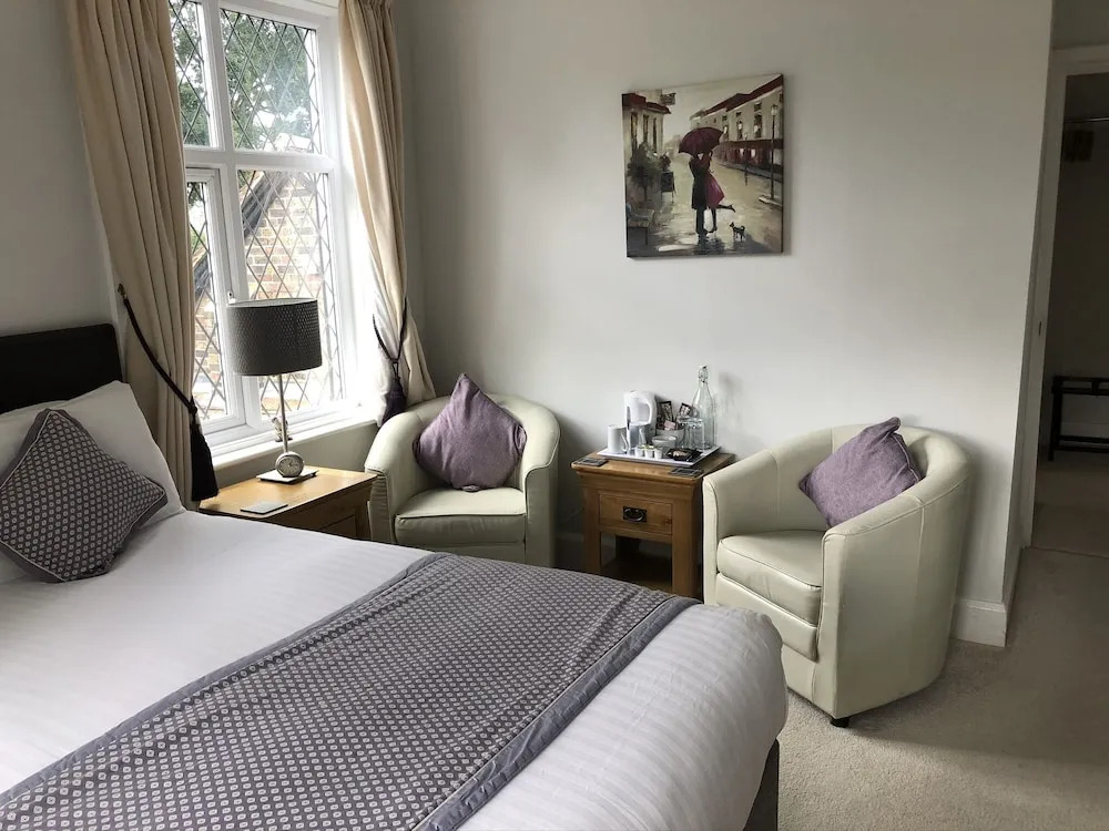 Trumbles Gatwick B&B, Peaceful Stay with Parking & Easy Airport Access