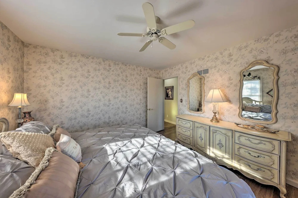 Cozy Kansas City Home w/ Yard - 9 Mi to Dtwn!