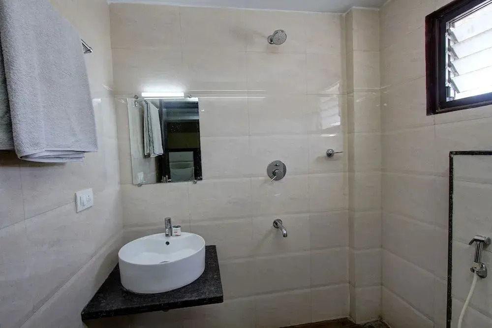 Capital O 46699 Hotel Insta