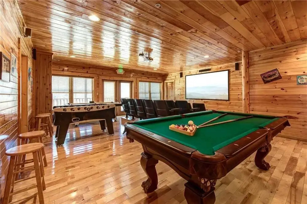 Hemlock Inn - Eight Bedroom Cabin