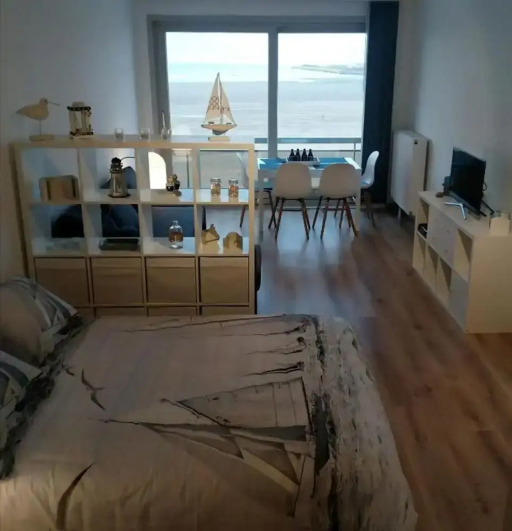 Huswell - Beach Studio With Balcony Sea View