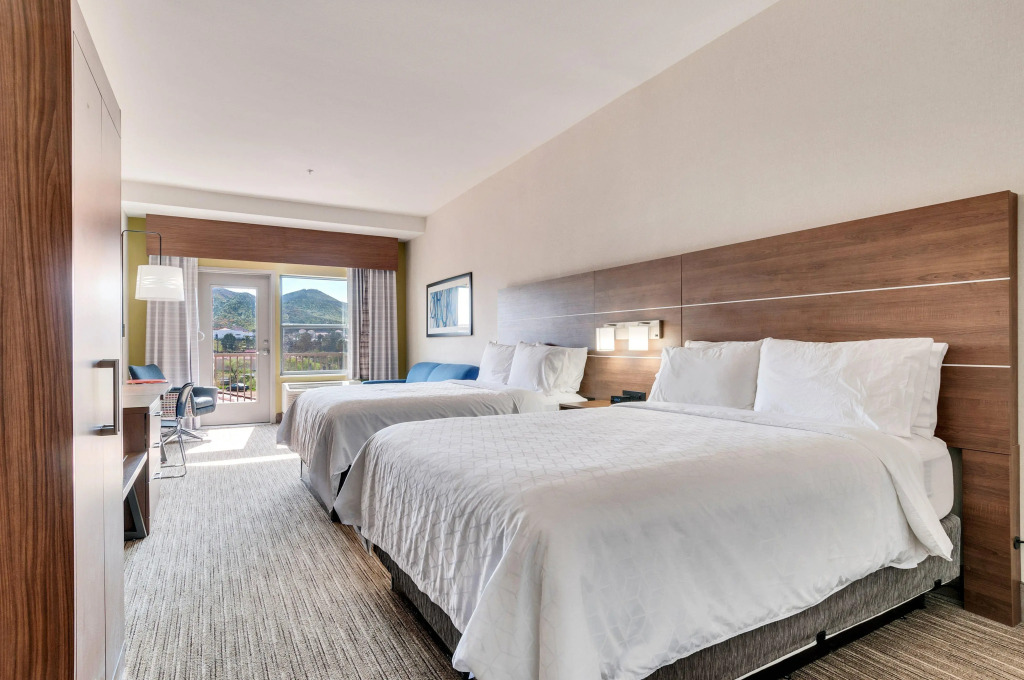 Holiday Inn Express Hotel & Suites Lake Elsinore by IHG