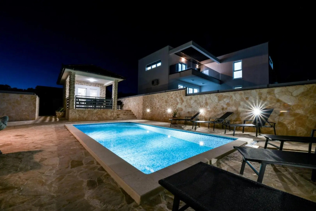 Crowonder Smile Villa