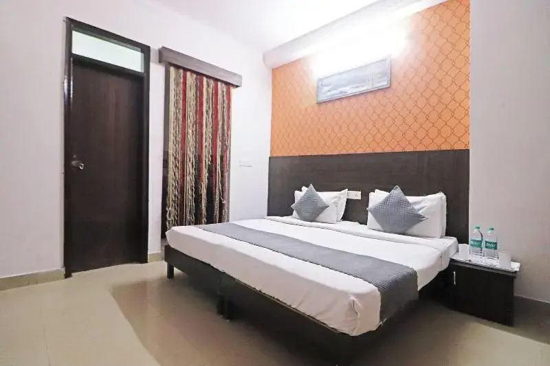 Mauryan Express Hotel Dashrathpuri Metro