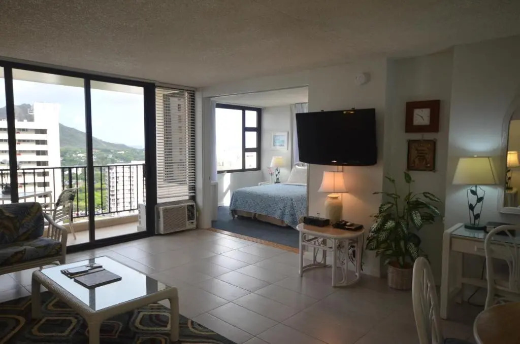 Romantic Waikiki Banyan 2513 with Ocean and Diamond Head Views and Free Parking!