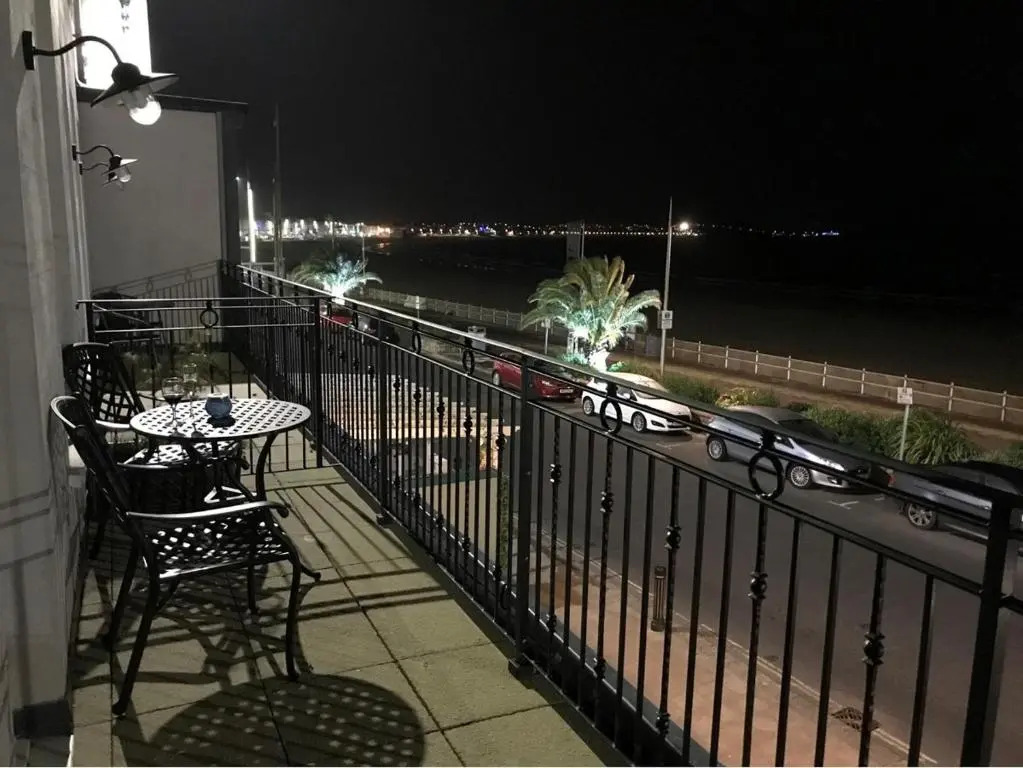 Beachfront with balcony 1st Floor apartment "The Beaches"