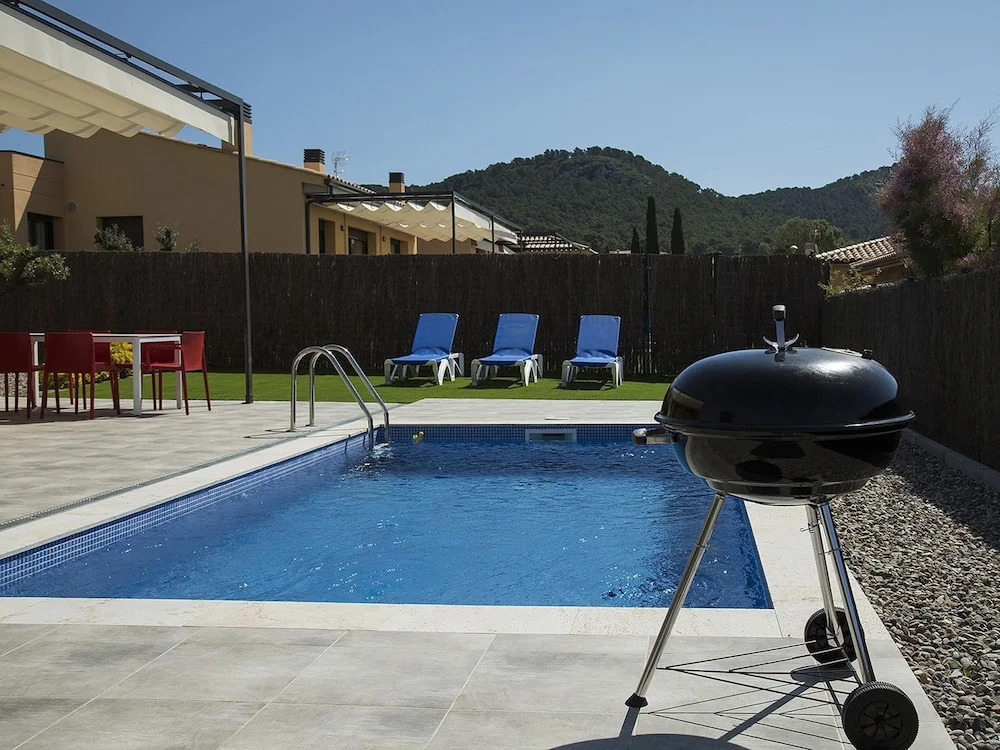Exclusive Villa for 7 in l 'estartit With Private Pool in a Residential Area