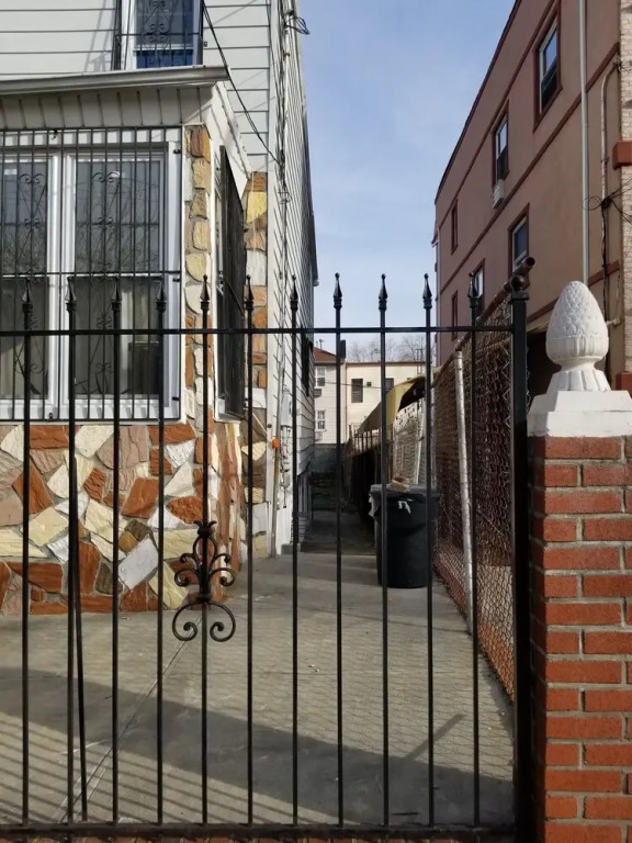 2 Bed Rooms Shared Brooklyn Apartment