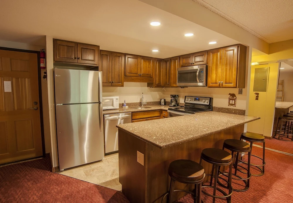 Trail's End 201 Downtown Condos with on-site Hot Tub
