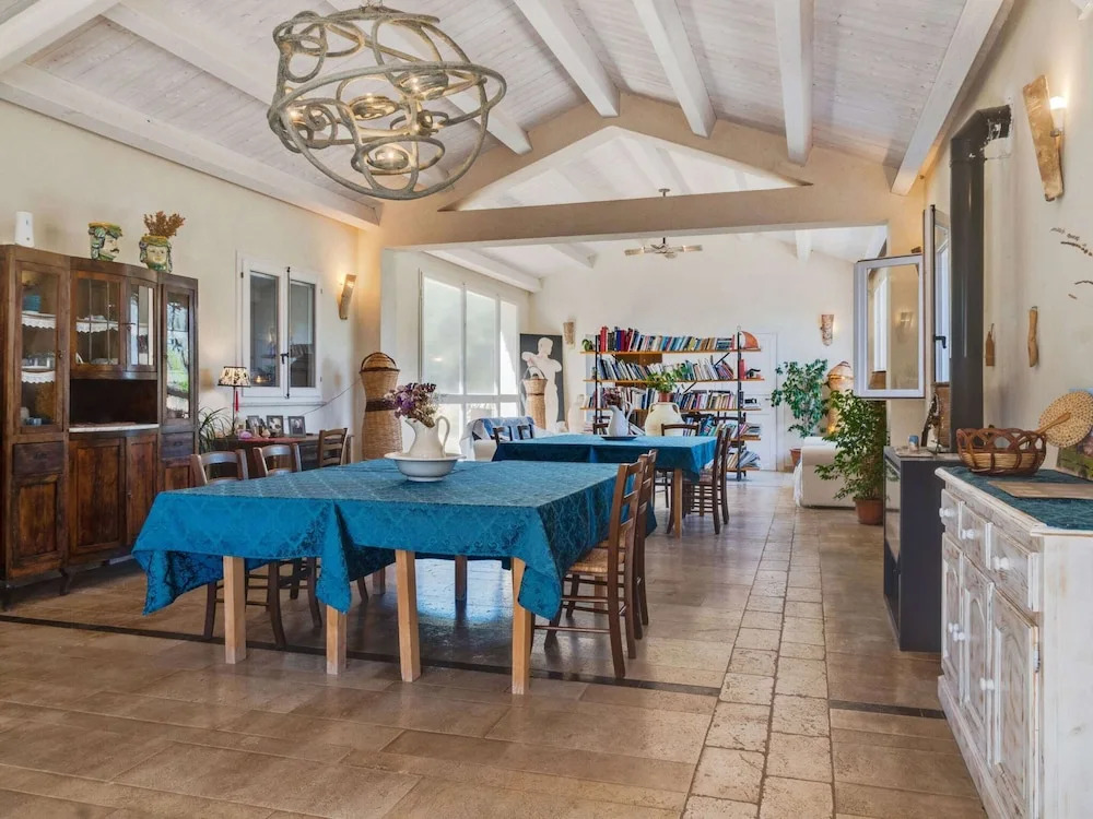 Farmhouse in Noto with Pool and Garden