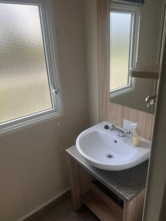 3 Bed Caravan - Sleeps 6 - Pets - 5 min to Beach