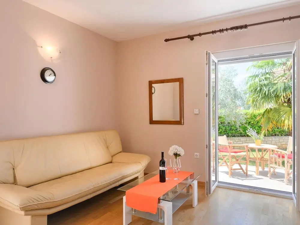 Modern apartment with pool, free Wi-Fi and air conditioning, ideal for a couple