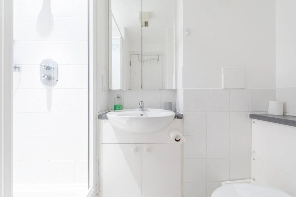 Spacious 2 Bedroom Apartment Near White City