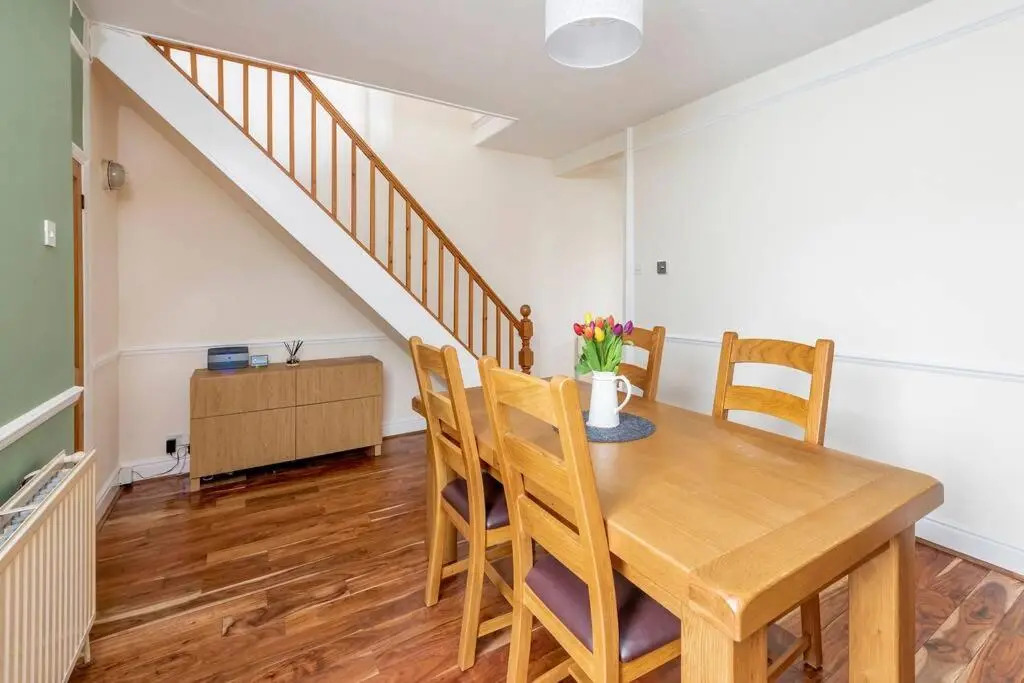 Spacious House - 2 Double Rooms - Street Parking - Garden