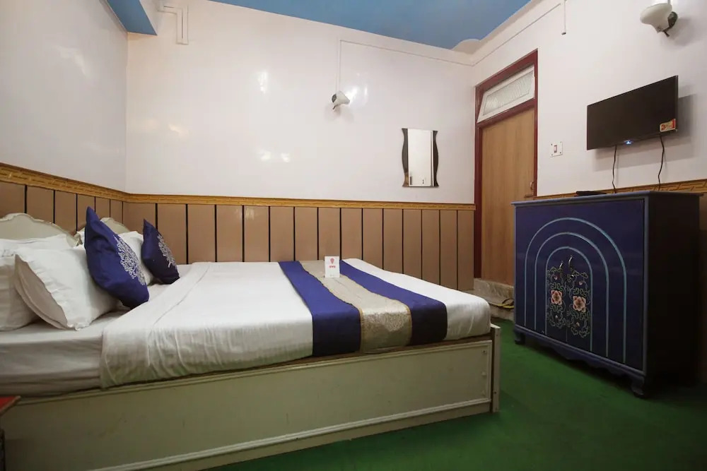 OYO 6932 Hotel Snow Lion