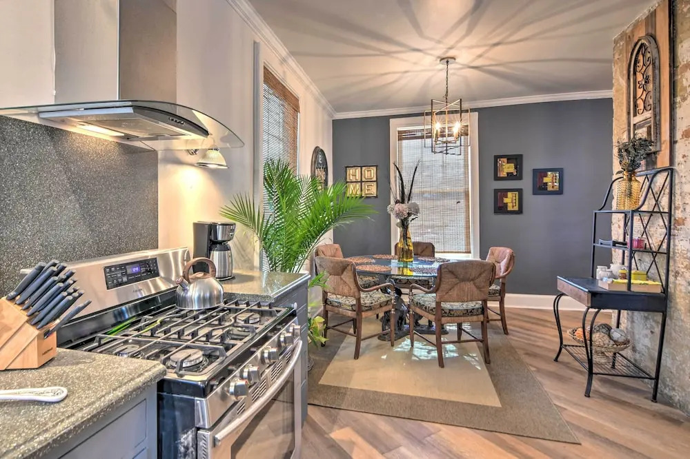 Vicksburg Home w/3 Porches, Walk to Downtown