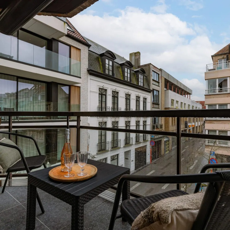Pleasant 2 Bedroom Apartment With Private Parking
