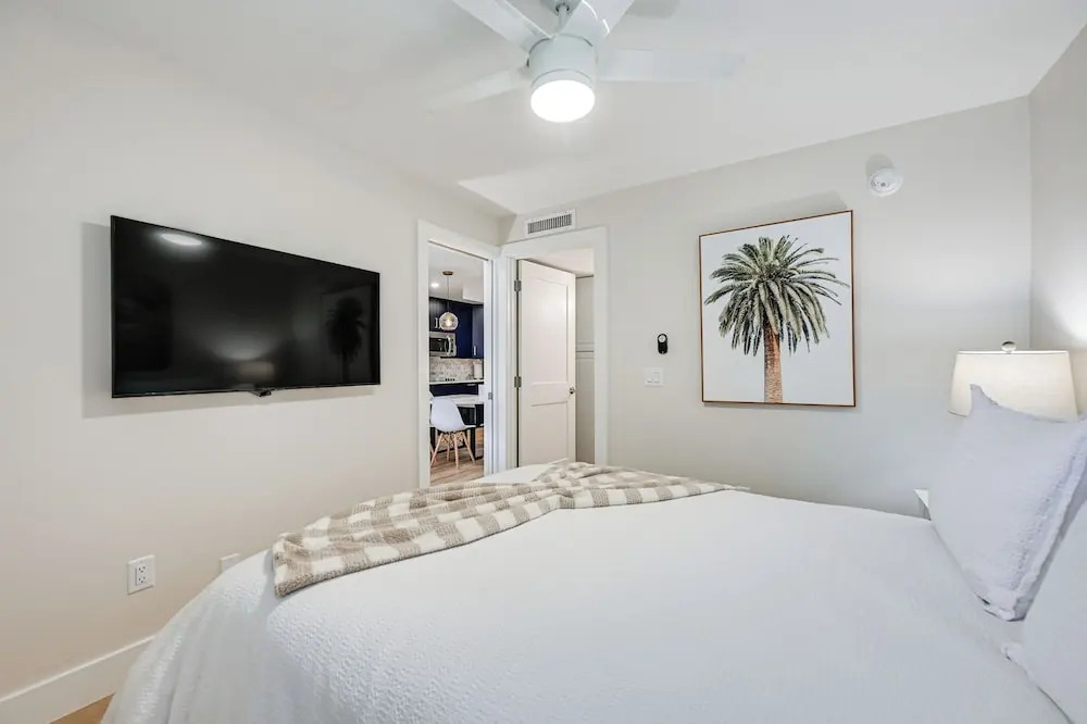Sleek Coastal Abode: 1 Block to Naples Beach!