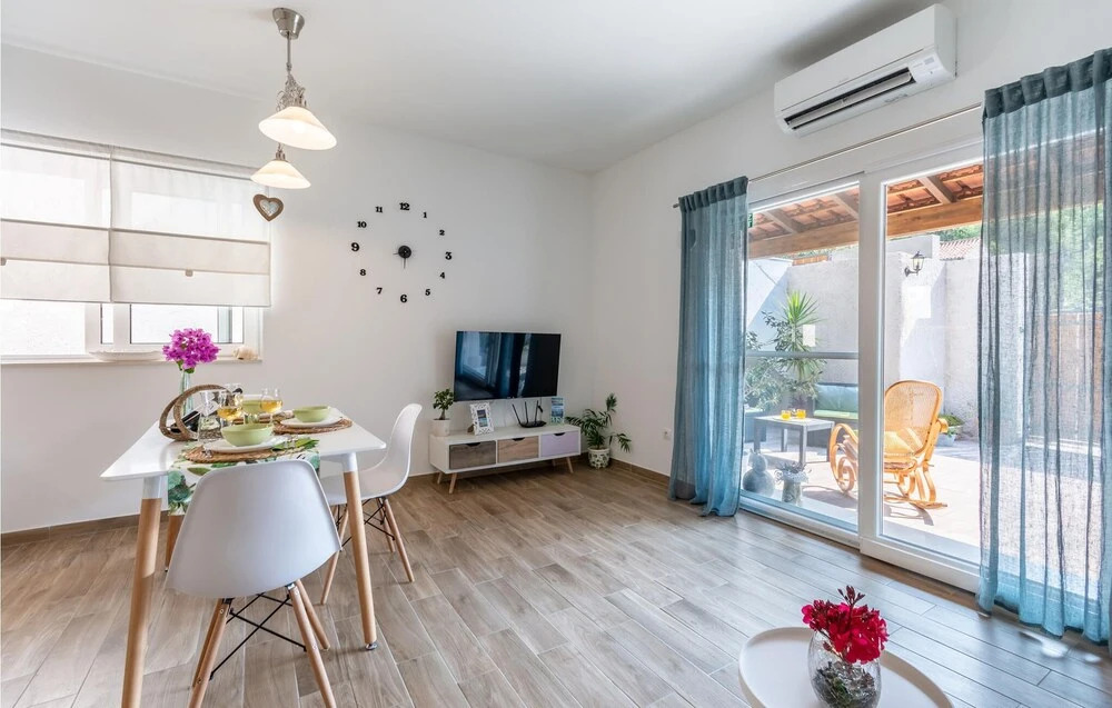 Nice Apartment in Milna With 1 Bedrooms and Wifi