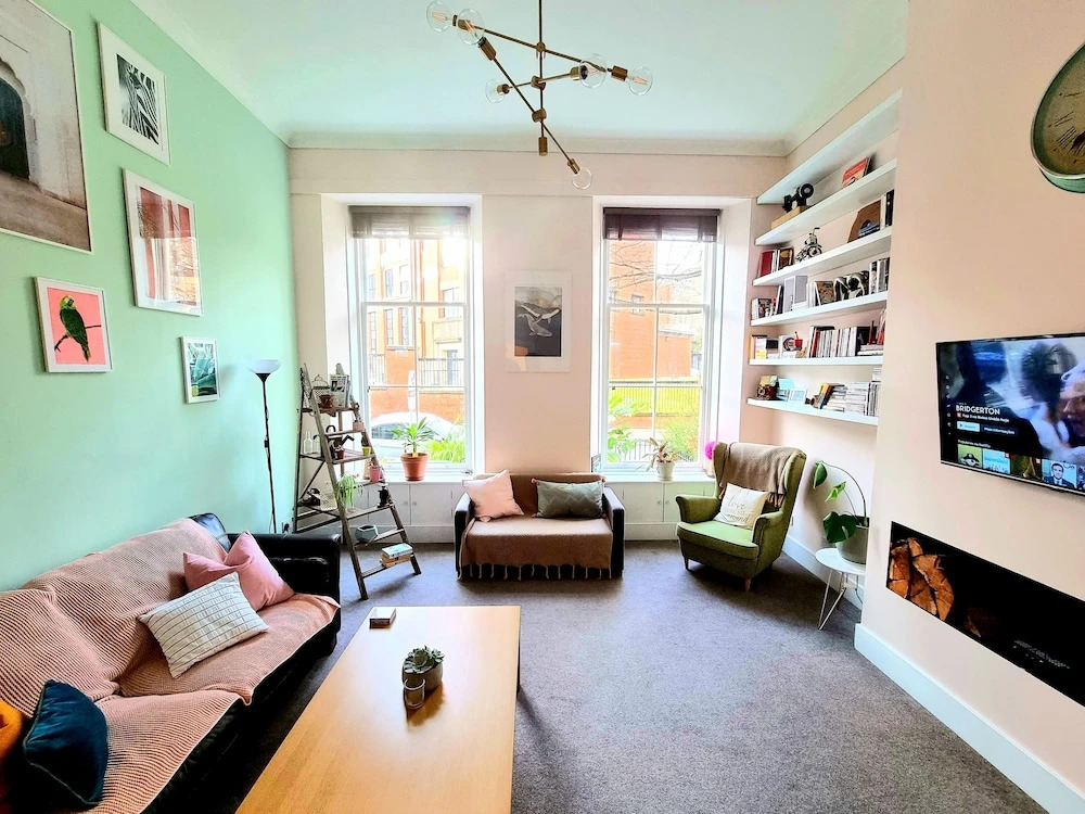 Vibrant Spacious Apartment In West End