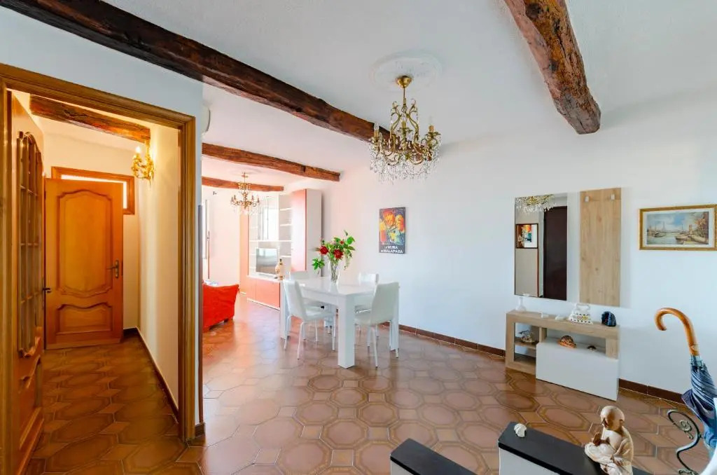 JOIVY Sunny 2-Bed Flat Near Aquarium