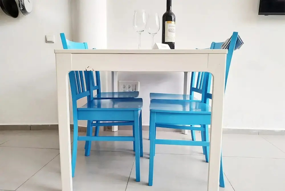 AirTLV Centrally Located Studio With Gallery