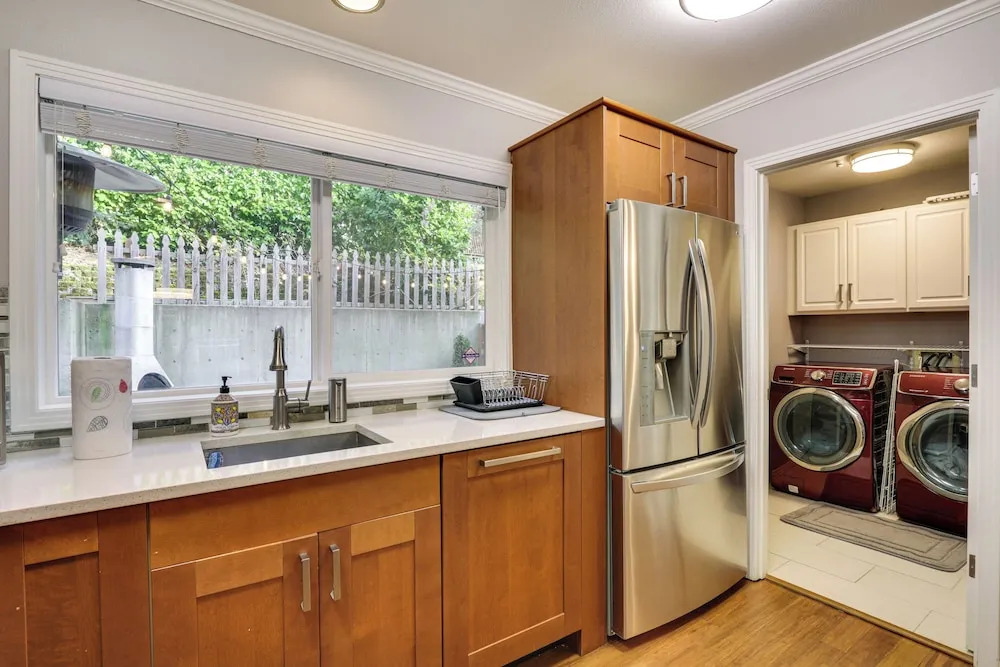 Lake Oswego Home w/ Deck 9 Mi to Downtown Portland