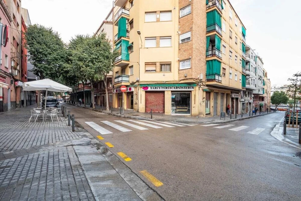 Design 2 Bedroom Flat Next to Pubilla Cases Metro