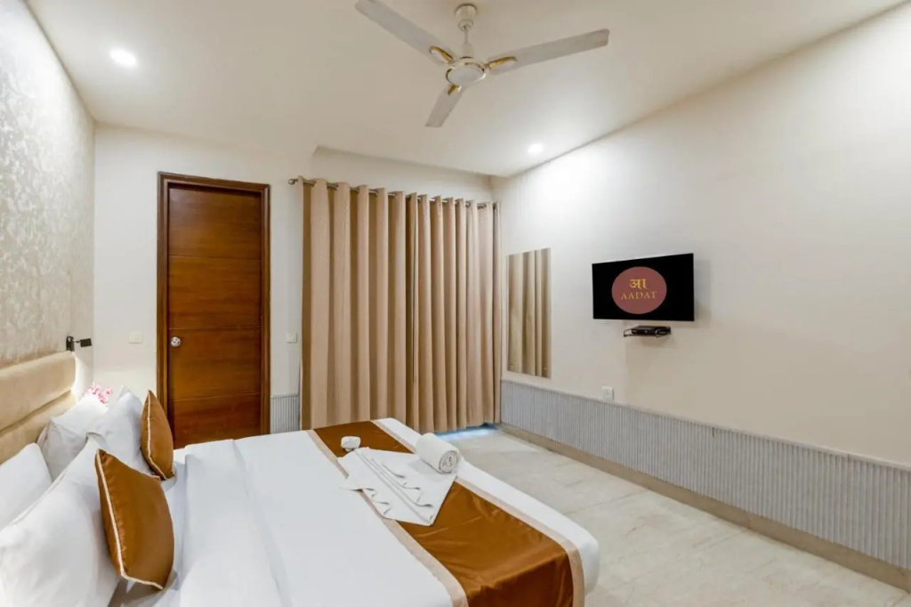 Aadat Hotel Subhash Chowk Gurgaon