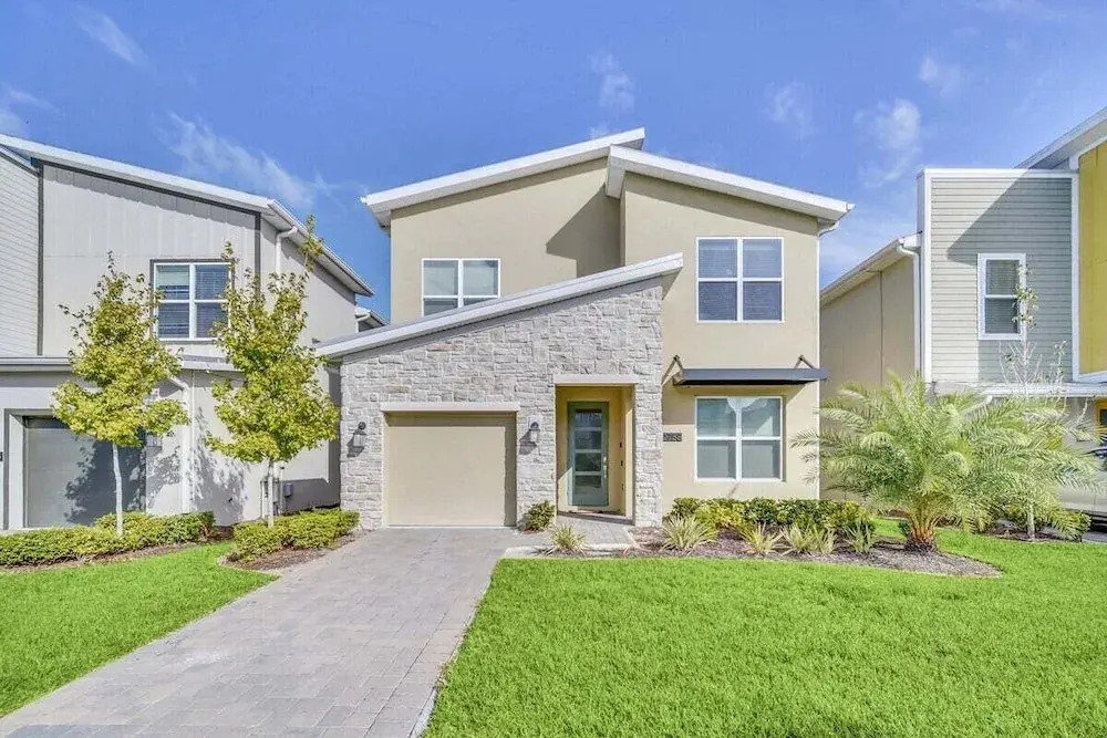 2758bd · Dazzling 5BR Villa in Storey Lake With Pool & Spa