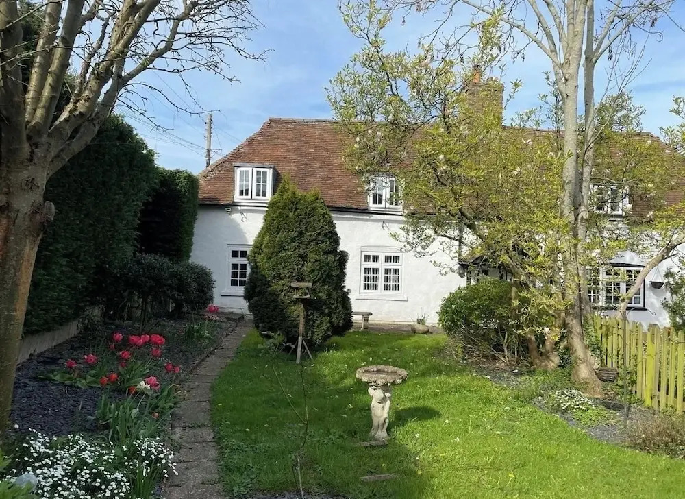 Cosy Daffodil Cottage Getaway