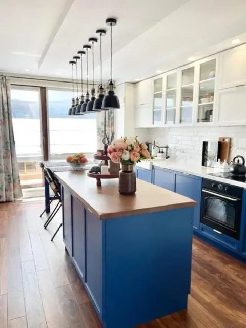 Executive 2 Bedroom Apartment + Parking