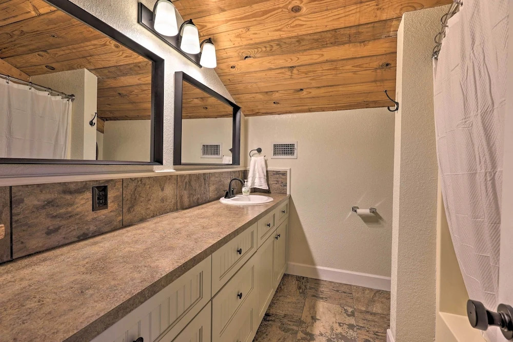 Waterfront Deck: Home on Ouachita River!