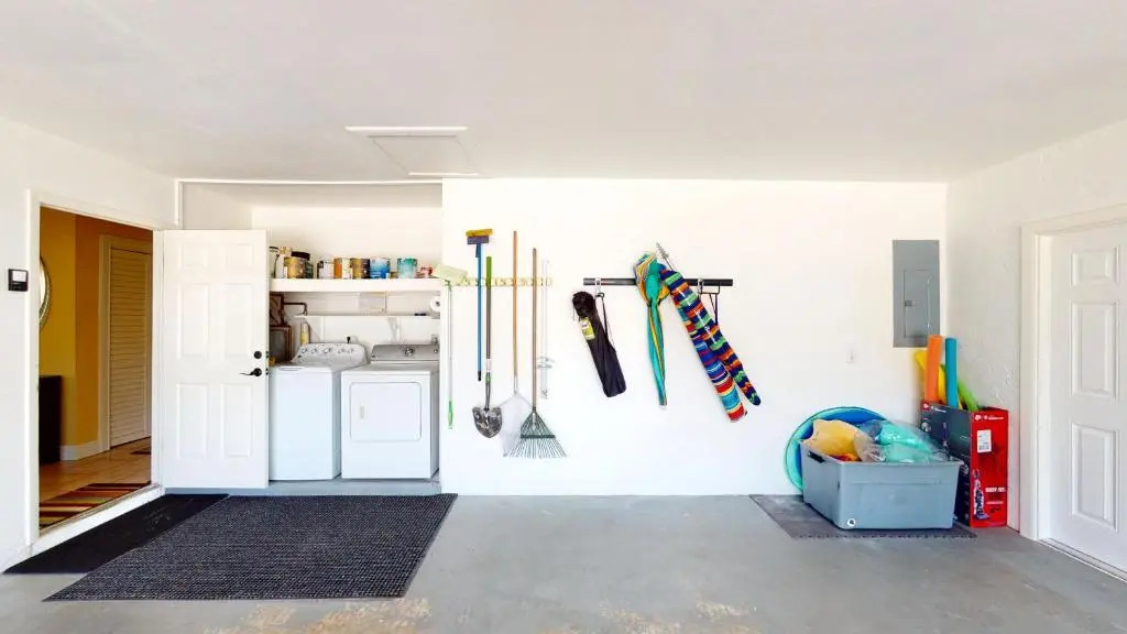 Short Walk to Maple Beach Access I 3/2 w/ Heated Pool