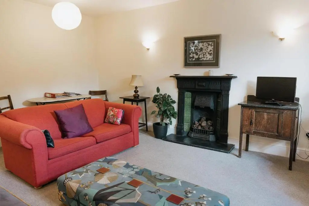 SUNNYSIDE APARTMENT - Spacious 2 Bedroom Ground Floor with Free Parking In Kendal, Cumbria