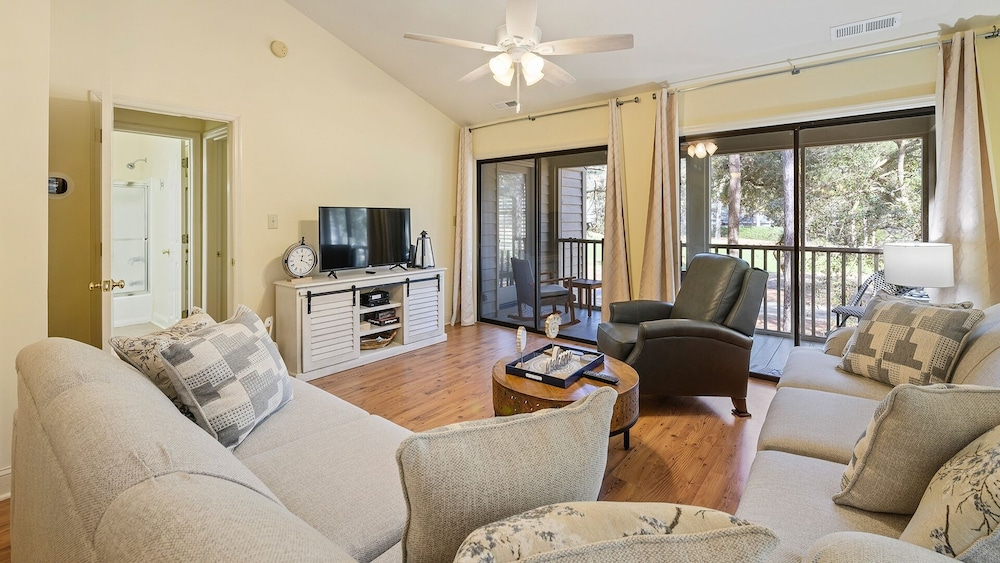 Alex And Us- Fantastic Second Floor Unit Directly Across From The Pool 2 Bedroom Condo by Peace Vacations