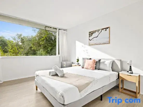 Bright & Cozy Rooms – Steps to Train & Shops