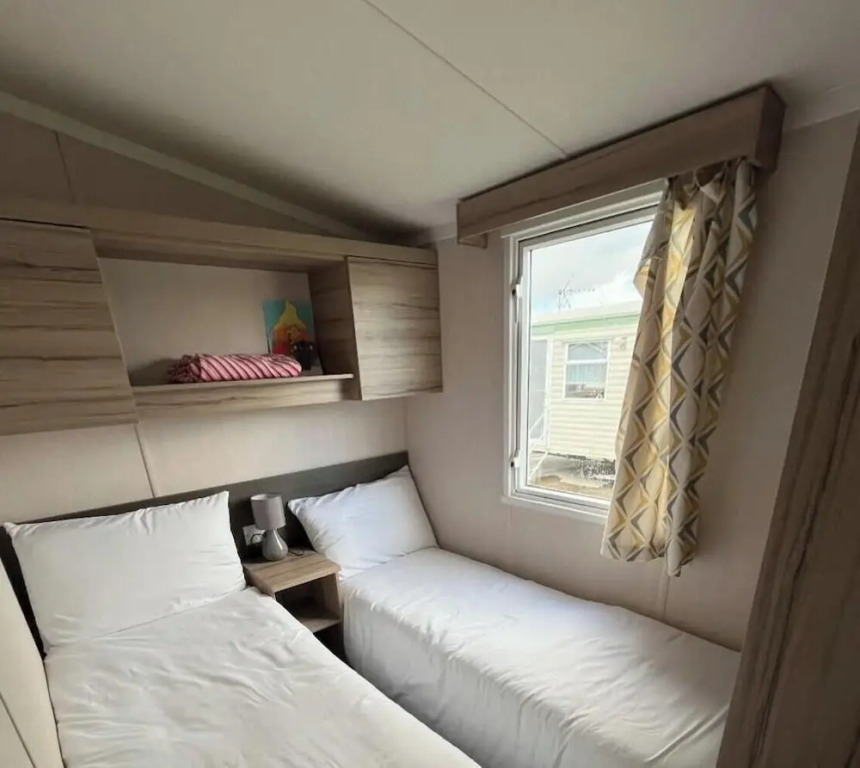 Modern 3-bedroom Caravan Near Beach at T