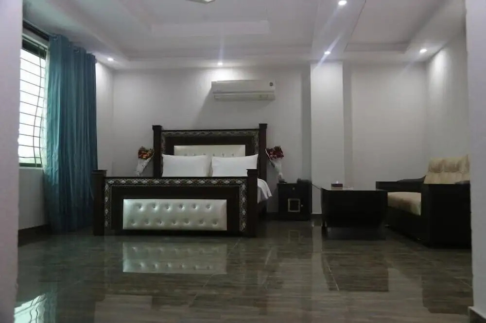 Pool & Park Hotel