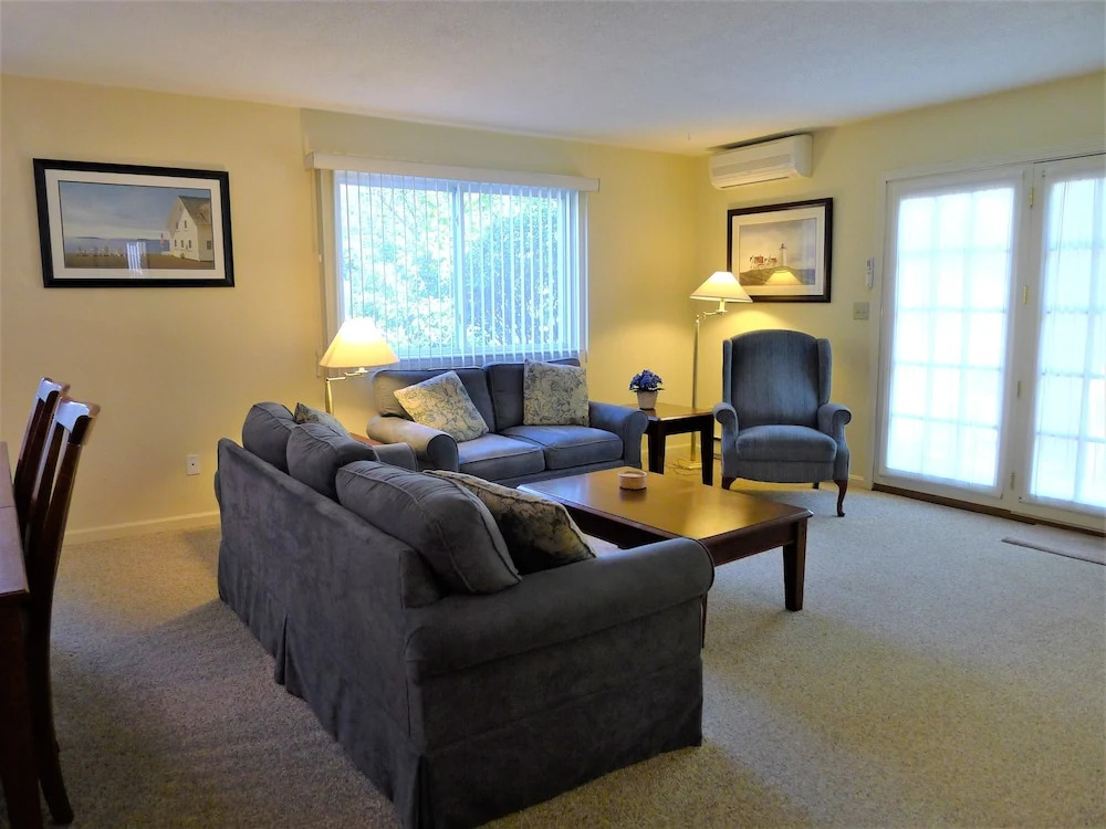 10 Gray - 2 Bedroom Condo