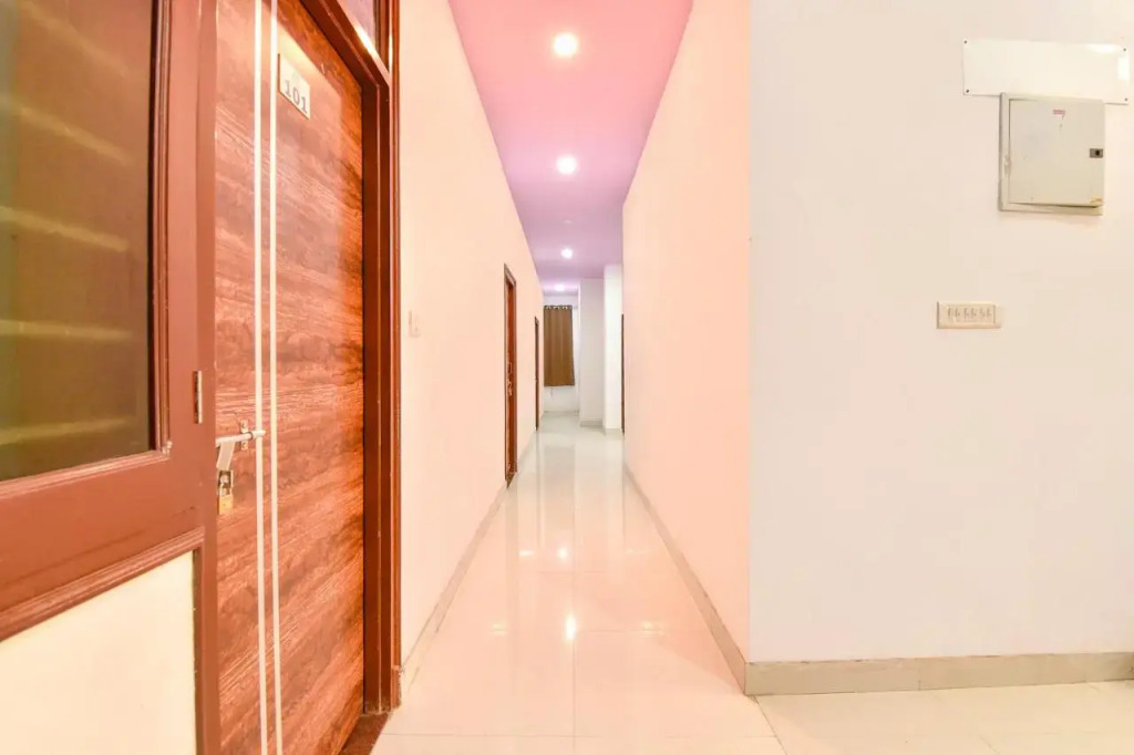 Fabexpress Shree Thakur- 700 Meter Away From Railway Station