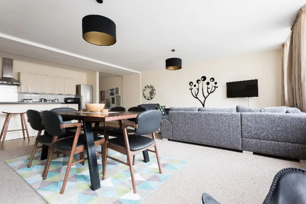 The Broadmead Jungle - Lovely & Central 3BDR Apartments	