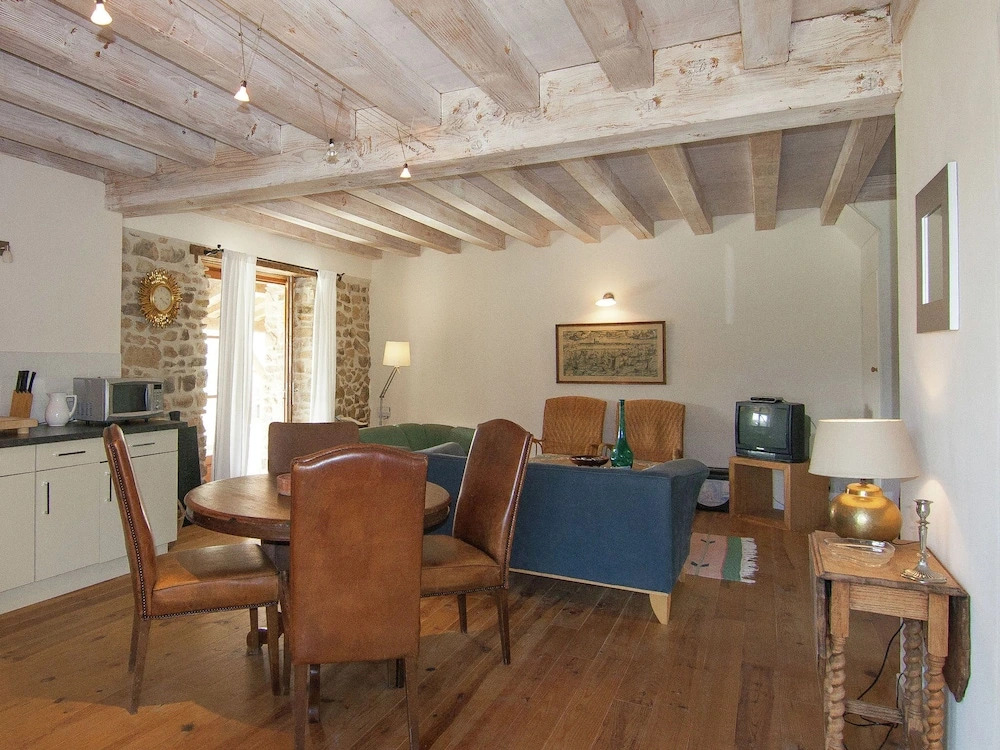 Very nice cottage with studio on a domain with heated pool