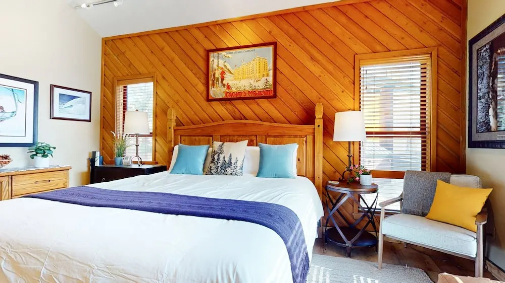 Inviting Mountain Retreat Steps From Ski Lifts!