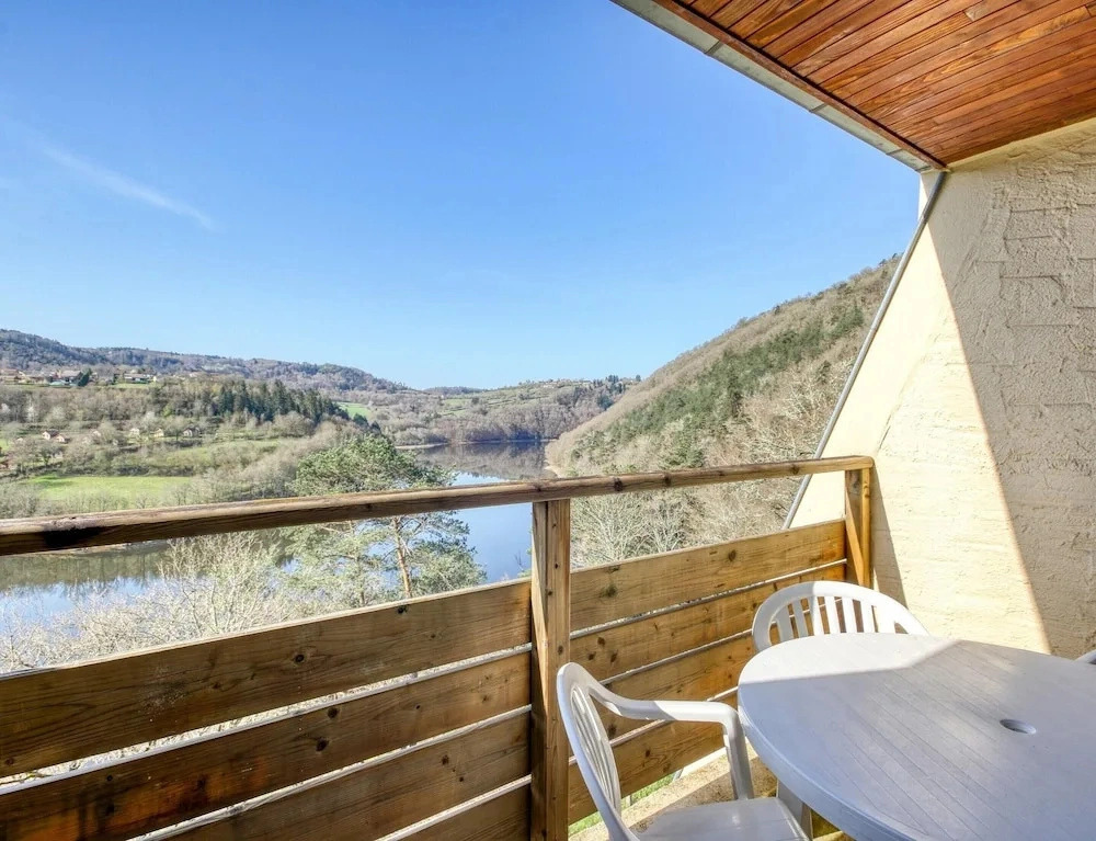 3-person Lakefront Stay in Miremont
