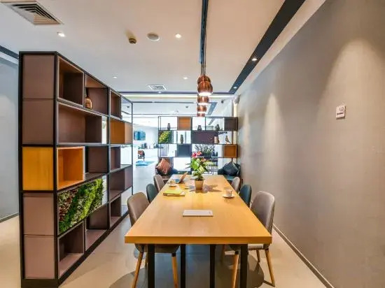 Homeinn Selected Hotel (Wuhan High-speed Railway Station)