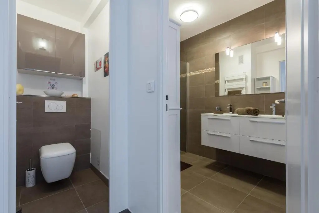 GORGEOUS APT with TERRACE, ELEVATOR, AC, FREE PARKING