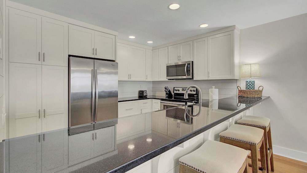 417 Seascape by Avantstay Beachfront Condo w/ Communal Pool Access