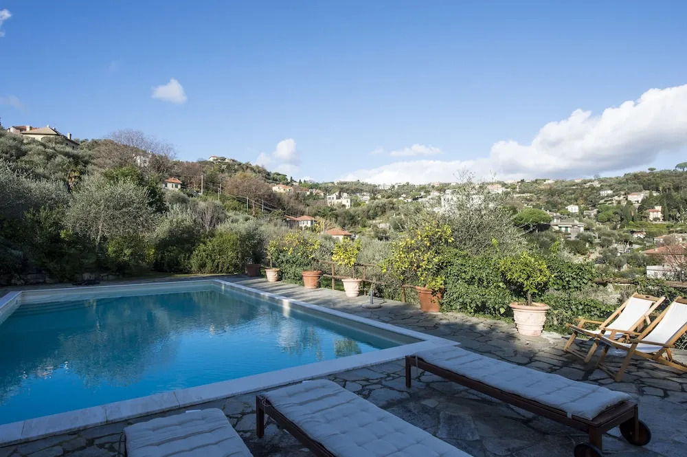 Villa con piscina tra gli ulivi di Rapallo