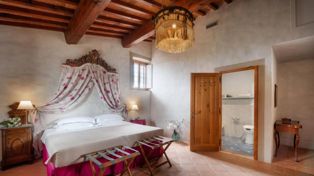 Villa just 14 km to Florence, 8 bedrooms. Private garden, pool heated and Wi-Fi!-La Leopoldina